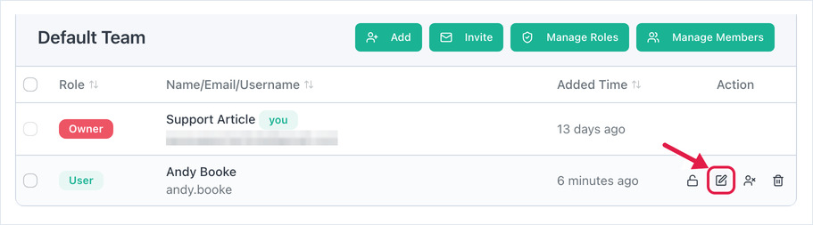 メンバー行の Change Role（鉛筆）アイコンが強調表示された Account Members ページ